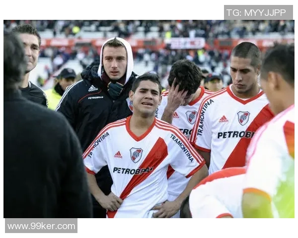 因背对对手行礼,阿甲大学生队球员被停赛,沙龙主席遭禁足 因背对对手行礼,阿甲大学生队球员被停赛,沙龙主席遭禁足